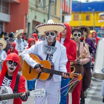 En desfile con el Colectivo de la Escuela Musical Amadeus, en el carnavalito.