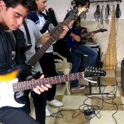 Practicando un solo de guitarra eléctrica. Banda la generación