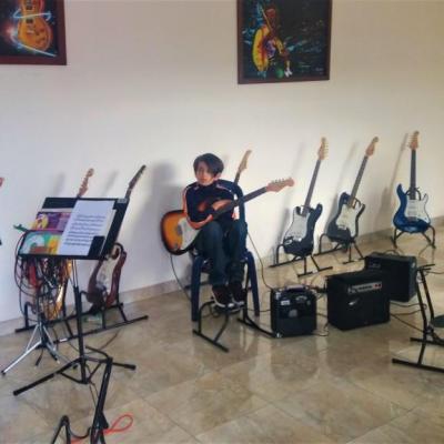 Desarrollando clase de Guitarra Eléctrica. E.M Amadeus.