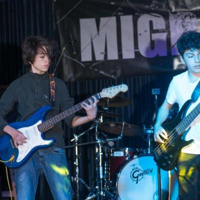 Ejecutantes de Guitarra Eléctrica y Bajo Eléctrico. E.M Amadeus