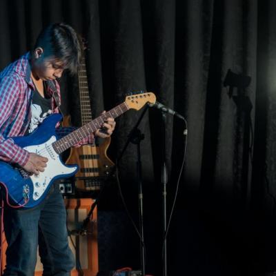 Estudiante de Guitarra Eléctrica en grabación de video musical. E.M Amadeus