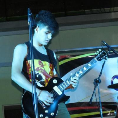 Realizando un solo de Guitarra Eléctrica en presentación concierto E.M Amadeus