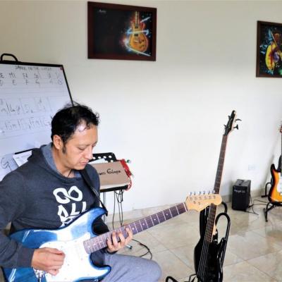 Maestro Jhon Jairo Gómez, de la E.M Amadeus, en clase de Guitarra Eléctrica.