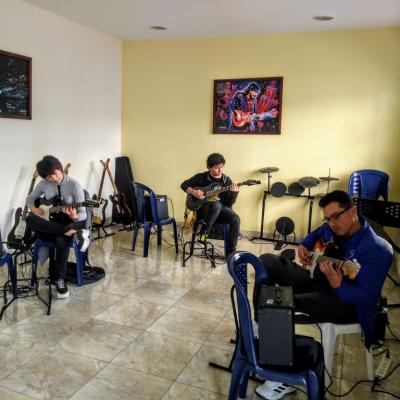 En clase de guitarra eléctrica. E. M Amadeus