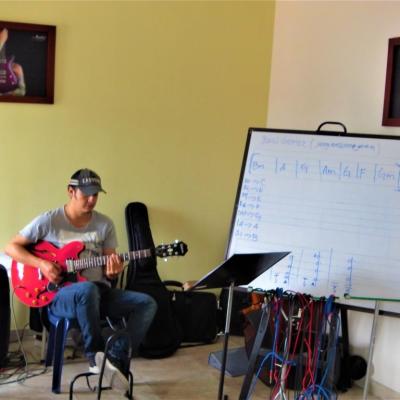 En clase de Guitarra Eléctrica. E. M Amadeus