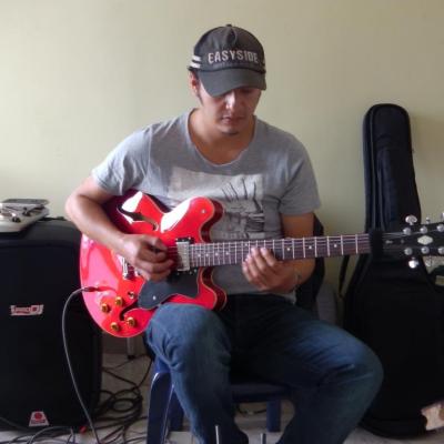 Maestro Jhon Jairo Gómez, de la E.M Amadeus, en clase de Guitarra Eléctrica.