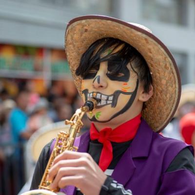 Saxofonista en presentación con el colectivo de la E.M Amadeus, en el Carnavalito.