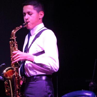 Estudiante de saxofón en presentación E.M Amadeus