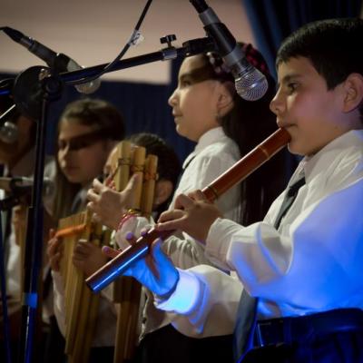 Estudiante de quena en presentación y ensamble musical.