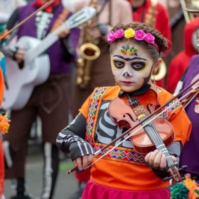 Estudiante de violín participando , con la E.M Amadeus en el carnavalito.