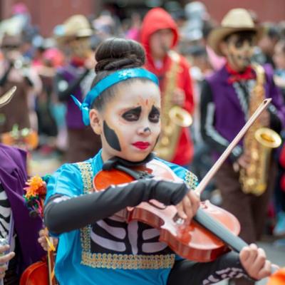 Estudiante de violín participando, con la E.M Amadeus en el carnavalito.