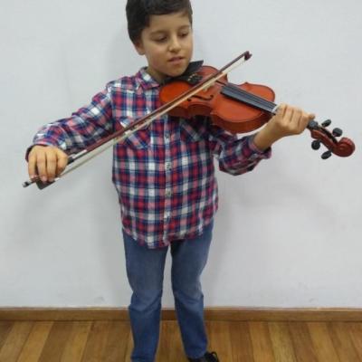 Estudiante en clase de Violín. E.M Amadeus