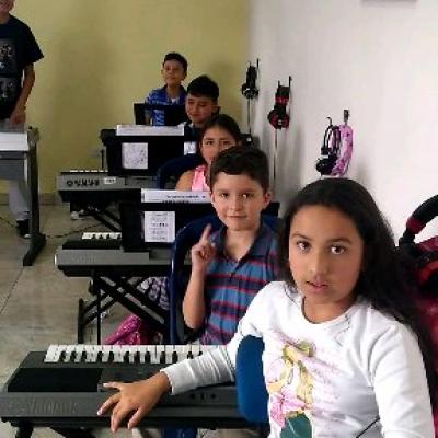 Estudiantes en clase para ensamble de piano de la E.M Amadeus