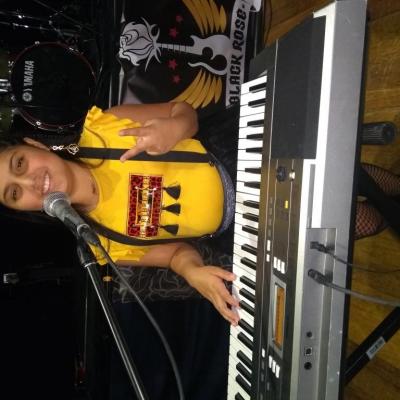 Estudiante de piano grabando con la banda Black Rose