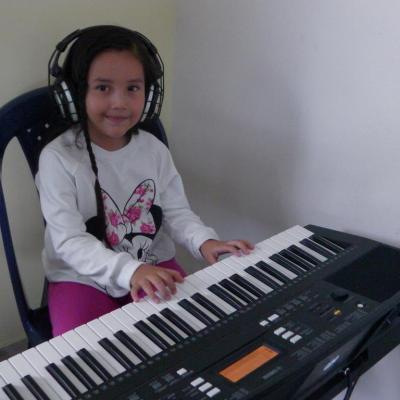 Estudiante de la E.M Amadeus en Clases de Piano - Teclado Electrónico. 