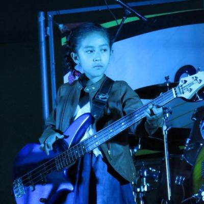 Estudiante de Bajo Eléctrico. E.M Amadeus en presentación.