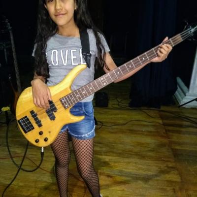 Bajista integrante de la banda Black Rose.