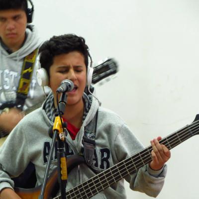 Grabando Bajo Eléctrico y Cantando con la banda Puente Peatonal.