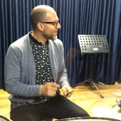 Maestro Yeimy Argotti en clase en la E.M Amadeus.