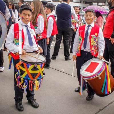 Estudiantes de Batería y Percusión Latina en ensamble musical.