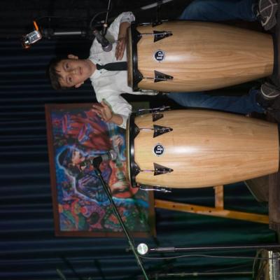 Estudiante de congas en grabación en vivo