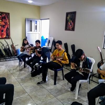 En clase de charango en la E.M Amadeus.
