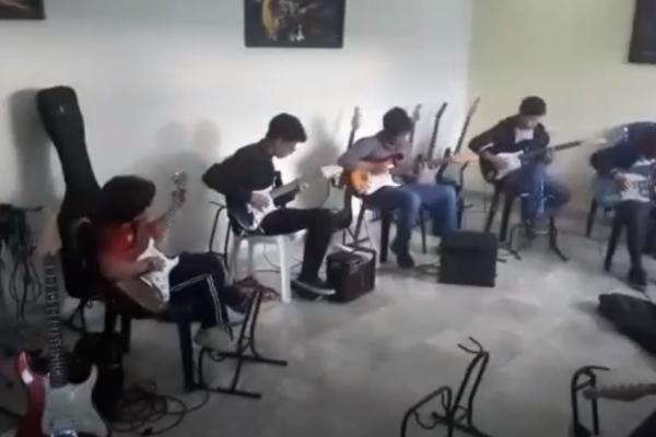 CLASE - ENSAYO DE GUITARRA ELÉCTRICA