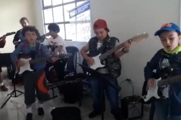 ENSAYO TEMA ME ENAMORA - GRUPO INFANTIL DE GUITARRAS ELÉCTRICAS. 